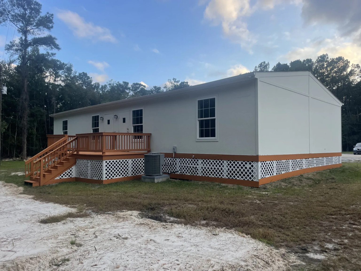 Cozy mobile home with all the amenities needed for a comfortable stay.